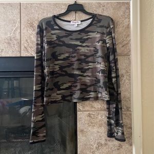 Cropped Camo / camouflage long sleeve top